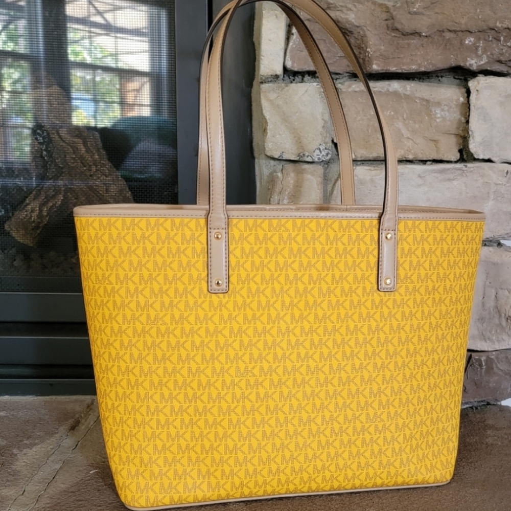 Michael Kors Carter LG Tote - Picture 2 of 8